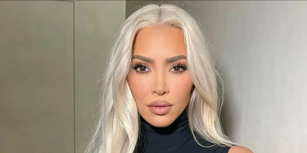 Kim Kardashian recibe la navidad con un cambio de look