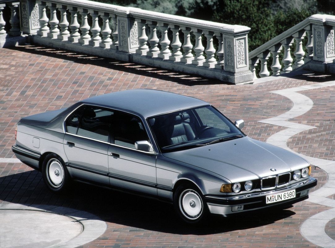 P90458352_highRes_the-new-bmw-7-series