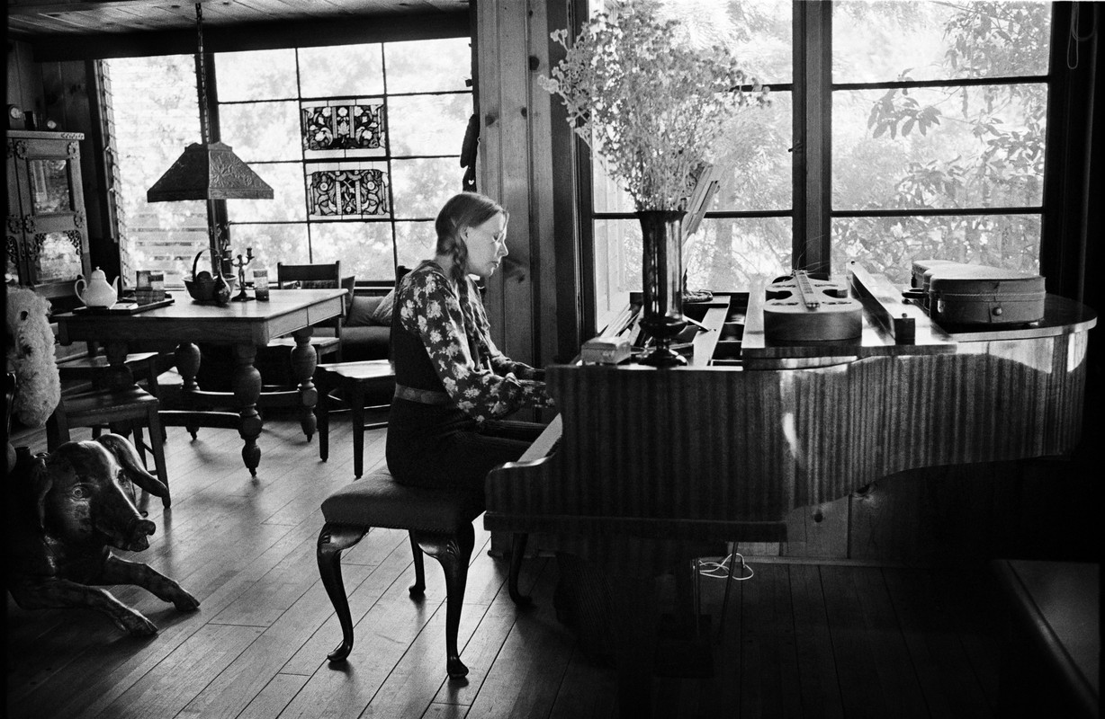 joni-piano.jpg