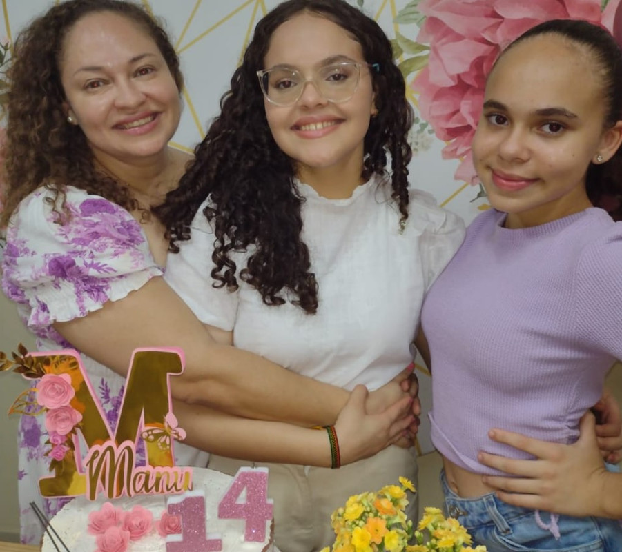 Juliana Santos com as filhas Manuela e Isabela.