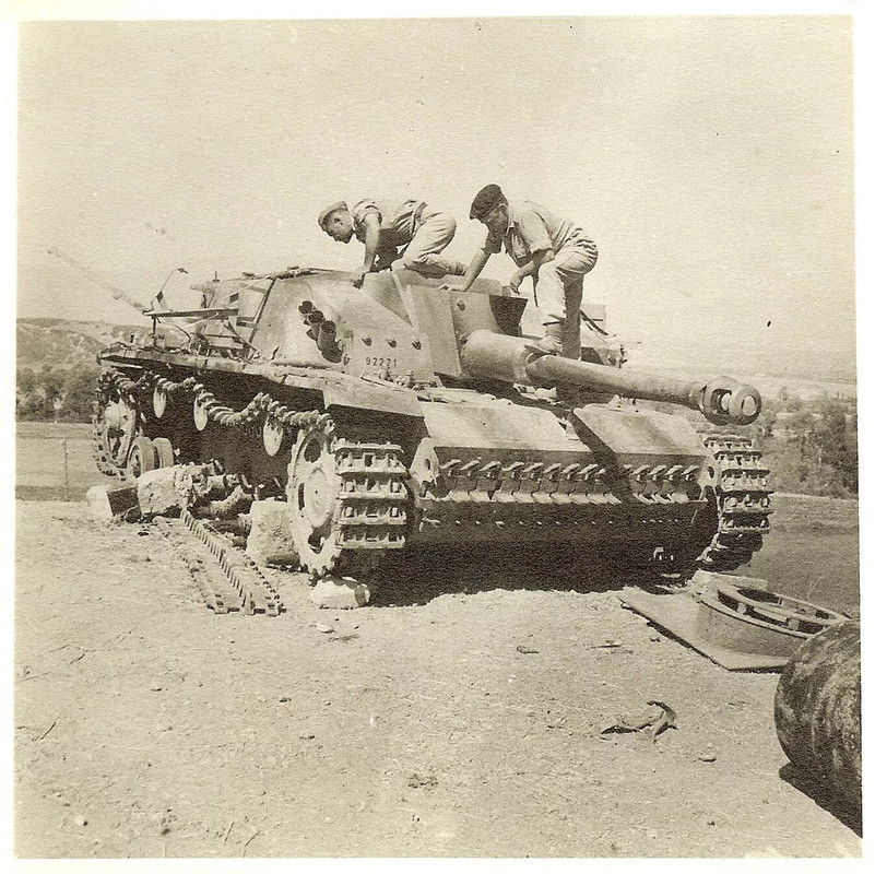 Canadians-w-KO_d-German-Sturmgeschütz-Panzer-92271-Tank_-Italy_-_1_