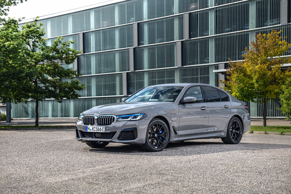 P90395433_highRes_the-new-bmw-545e-xdr