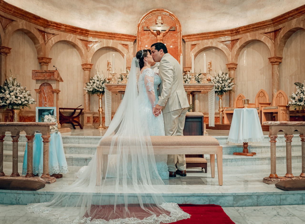 Beso frente al altar