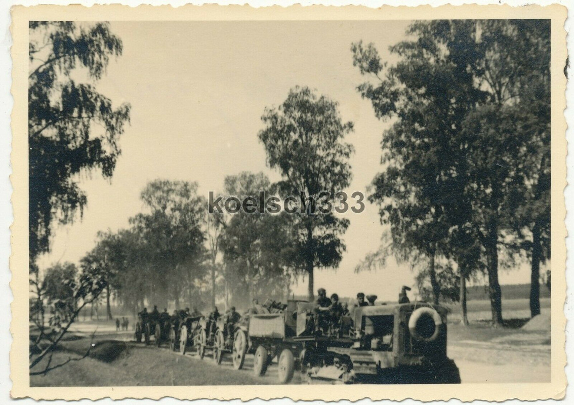 Foto erbeuteter russischer Traktor schleppt Artillerie Geschütze und Protzen