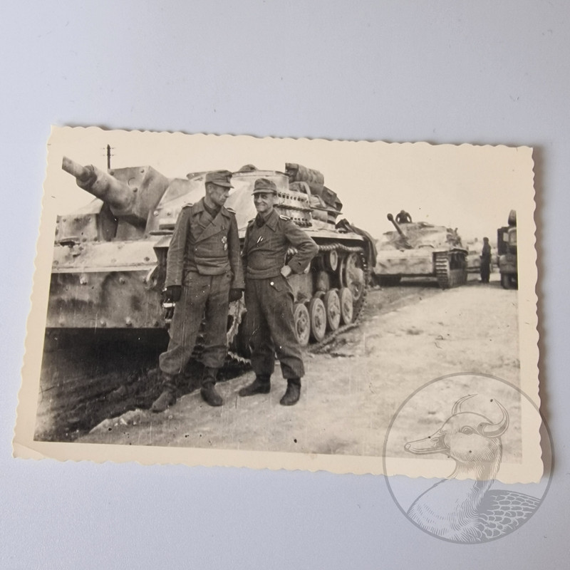 Foto 2WK Wehrmacht Sturmgeschütz StuG III Panzer Soldaten (1)