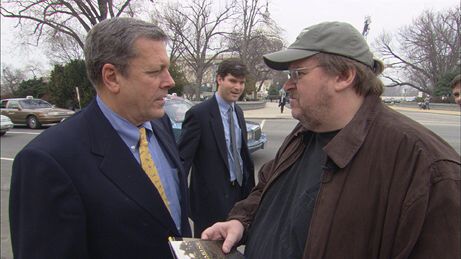 Michael Moore berbicara dengan Anggota Kongres John Tanner (D-TN) di Capitol Hill. Dia menghabiskan hari di sana mendekati anggota Kongres yang pro-perang untuk merekrut anak-anak mereka untuk berperang di Irak.