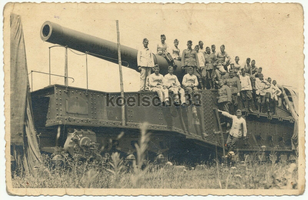 Foto Soldaten der Wehrmacht auf einem Eisenbahn Artillerie Geschütz im Westen
