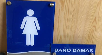 Ejemplo de señaléticas en acrílico fabricadas por Prosigna, incluye placas transparentes con texto grabado para señalización