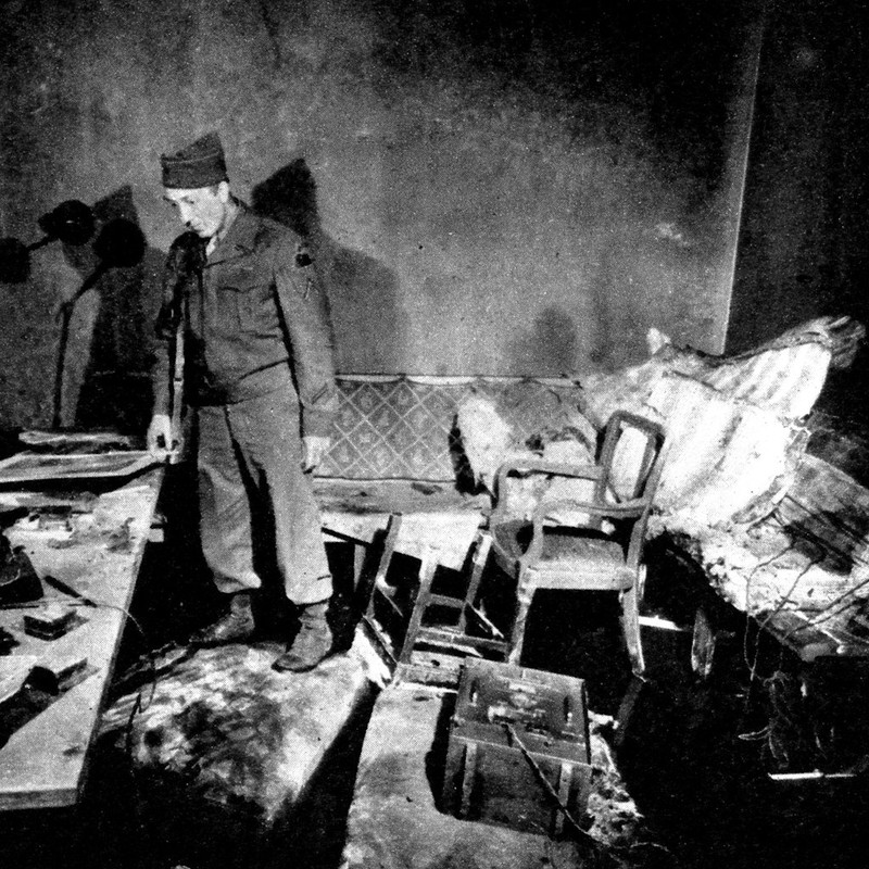Un soldado examina el búnker destruido en el que se suicidó Hitler,  julio de 1945