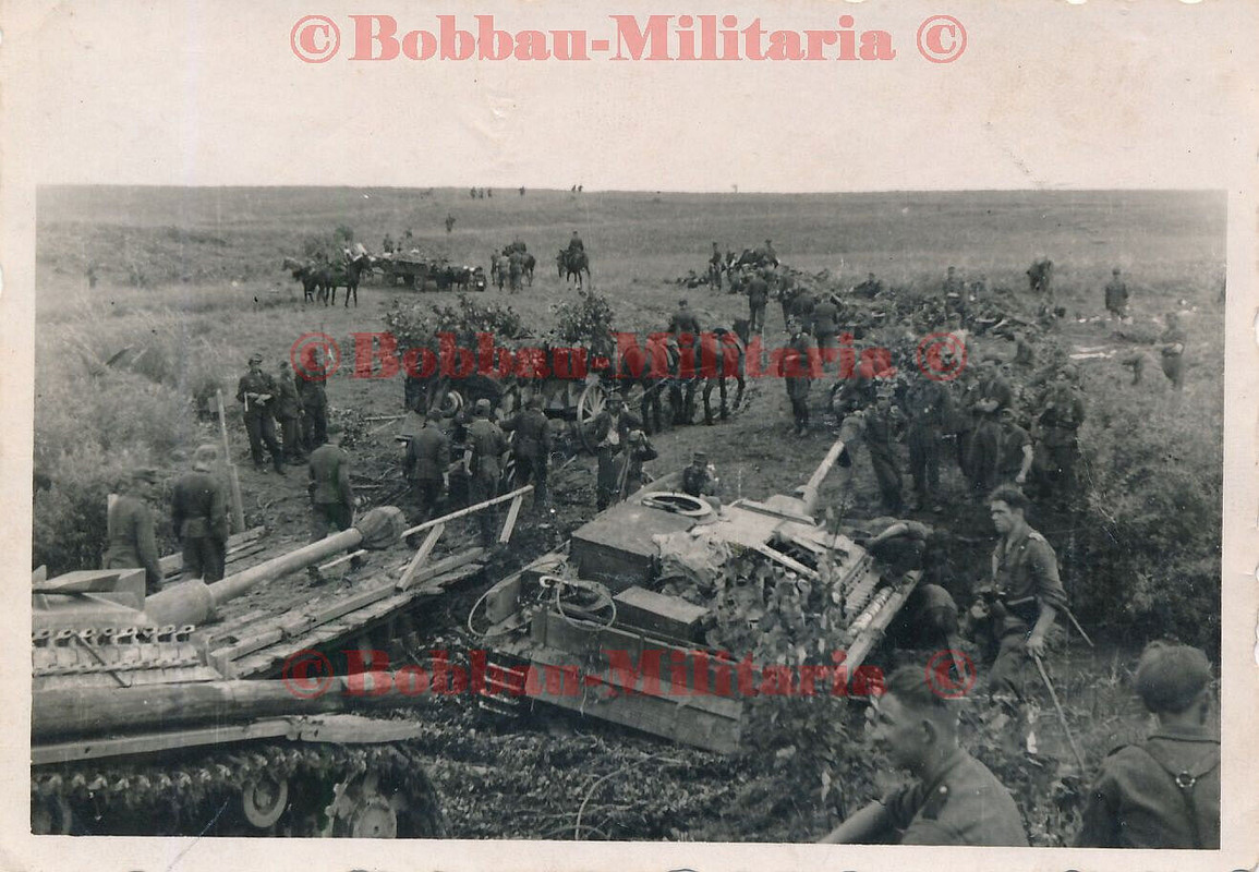 Foto Russland Vormarsch Sturmgeschütze STUG III Langrohr Front Panzer 1943