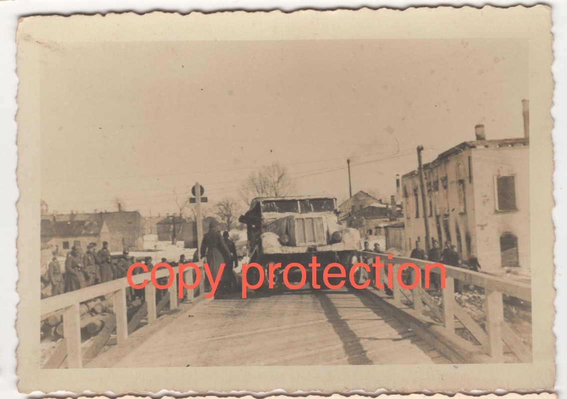 Orig. Foto STARAJA RUSSA Fahrzeuge auf Behelfsbrücke 1942 (1)