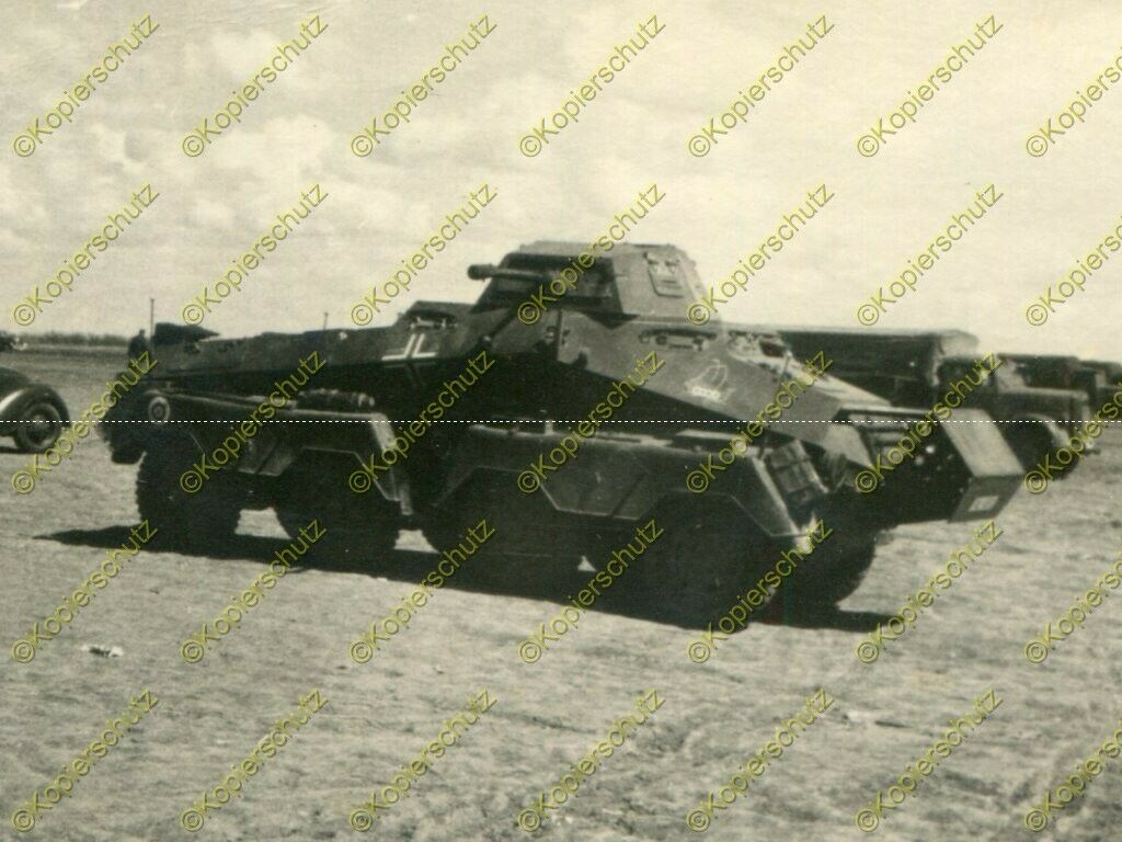 Foto, schwerer Panzerspähwagen auf dem Flugplatz Ploiești, Rumän