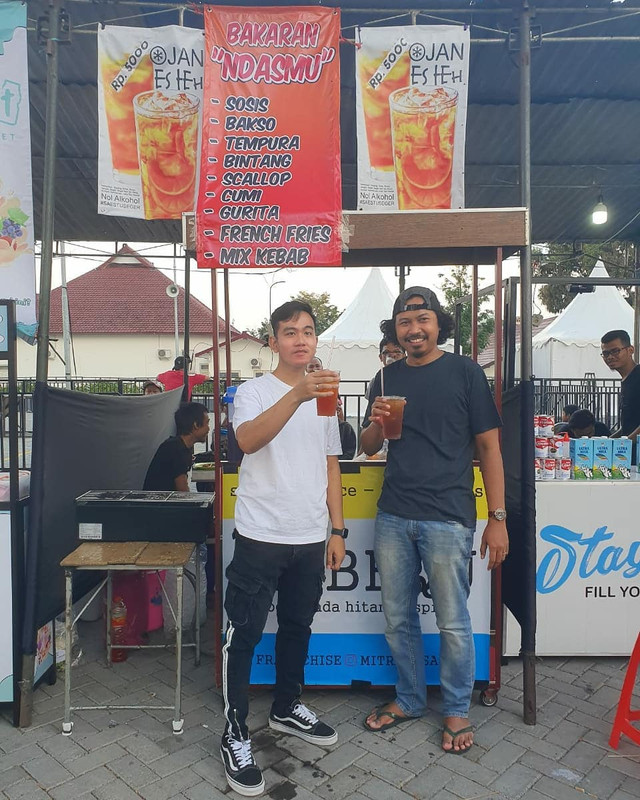 Gibran Rakabuming berpose bareng pemilik brand