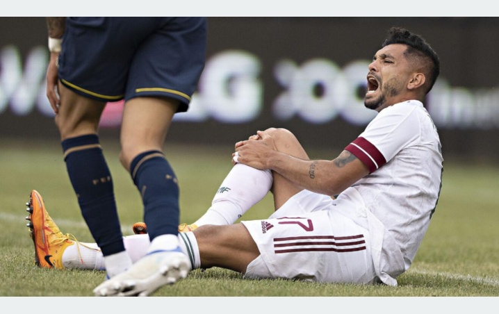 ‘Tecatito’ Corona sufre fuerte golpe en amistoso Sevilla vs Tottenham