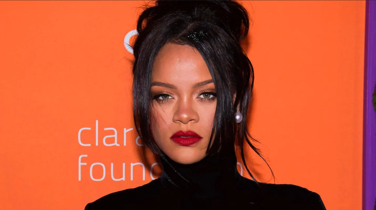 Rihanna eleva la temperatura al modelar sensualmente su nueva colección de lencería