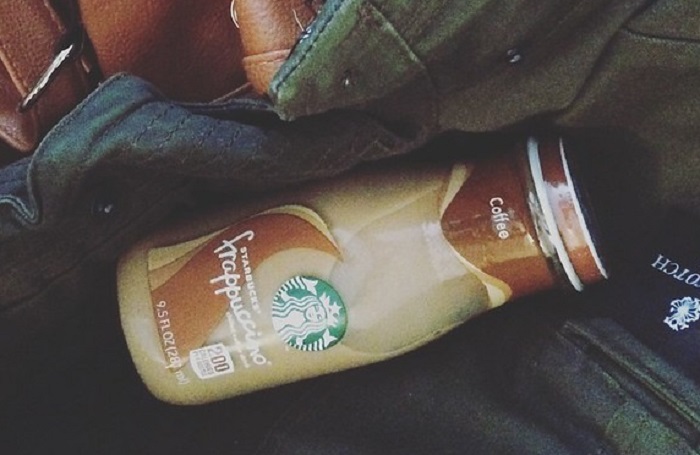 Ratusan ribu minuman dalam kemasan Starbucks Vanilla Frappuccino ditarik kembali dari peredaran lantaran pecahan kaca terdeteksi di sejumlah botol.