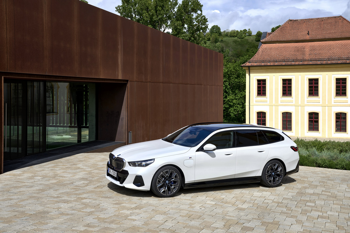 P90551932_highRes_the-new-bmw-530e-tou