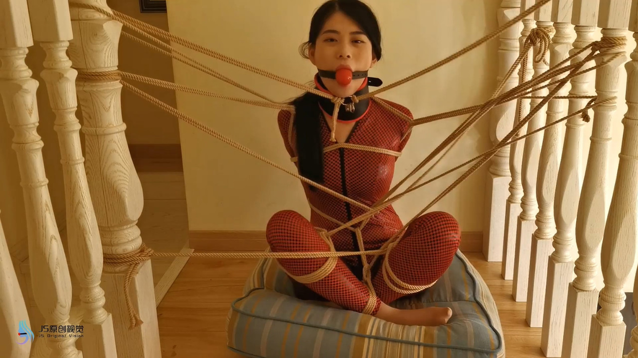 JS原创 小冷 性感漆皮衣 团缚固定TK.mp4_20201215_091620.848