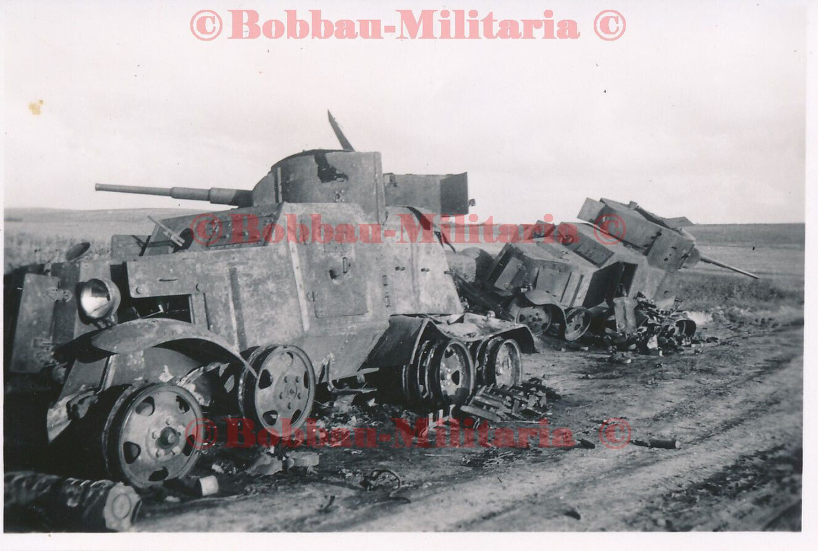 Foto Russland Front zerstörte russische Panzerspähwagen BA-10 combat 1941