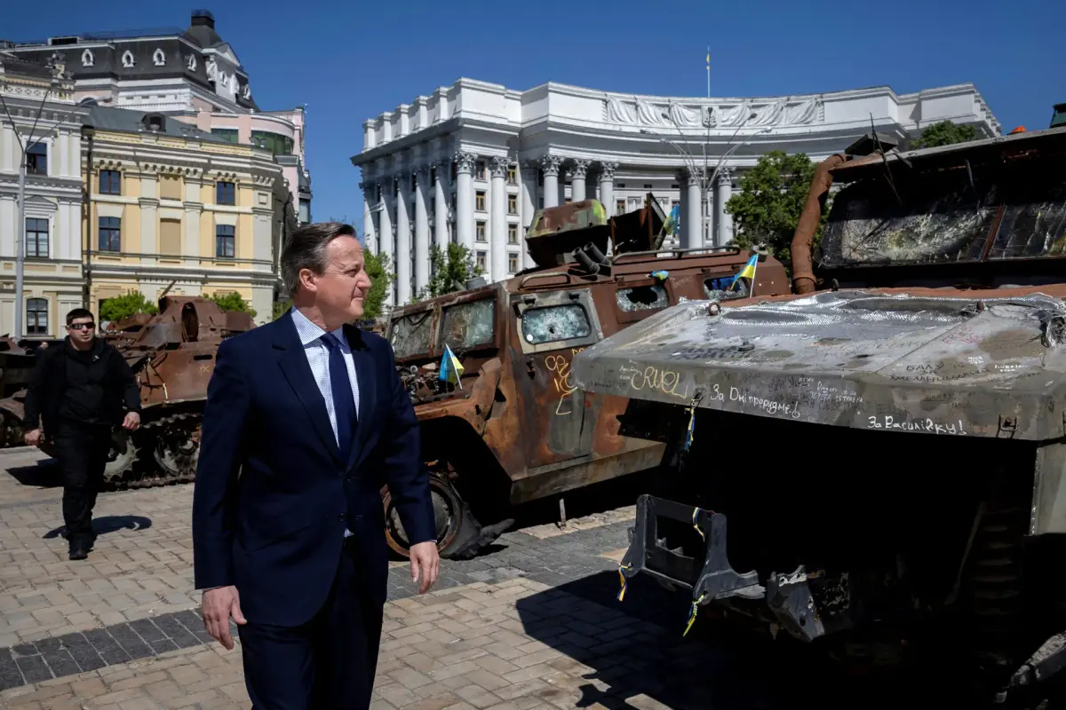 Ukraine / Russie - Page 41 Le-ministre-britannique-des-Affaires-trang-res-David-Cameron-passe-devant-une-exposition-de-v-hic