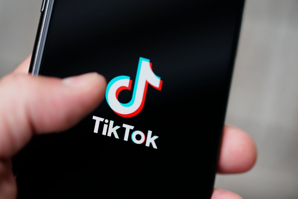 En TikTok, la invitada del trío sexual termina embarazada