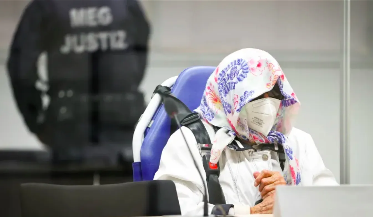 Alemania condena a exmecanógrafa de campo nazi de 97 años; la acusan de asesinato