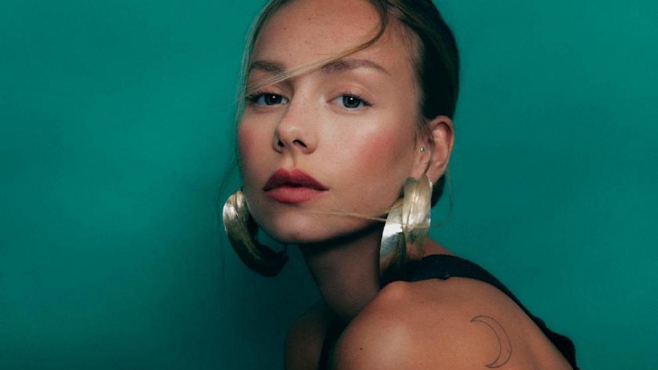 Ester Expósito posa con cachetero en una famosa revista