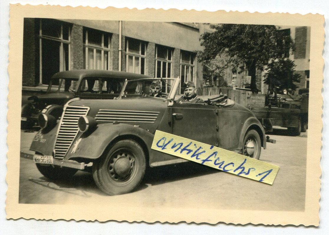 WH-Beute-PKW mit Wappen der Bären-Division in Boulogne im 2.WK