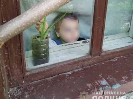 Жалобно выглядывал в окно. В доме на Харьковщине обнаружили одинокого малыша (фото)