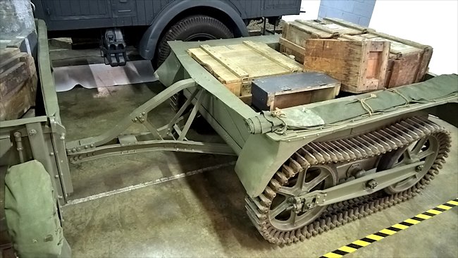 Las tanquetas Renault UE Chenillette llevaron un remolque con orugas que podía transportar una carga útil de 600 kg.