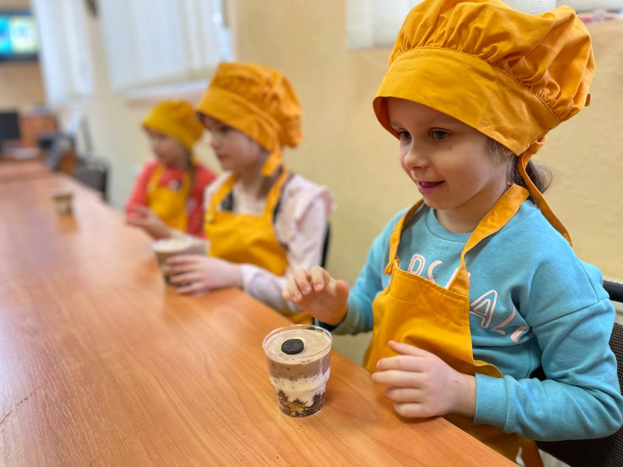 Діти готують на кухні