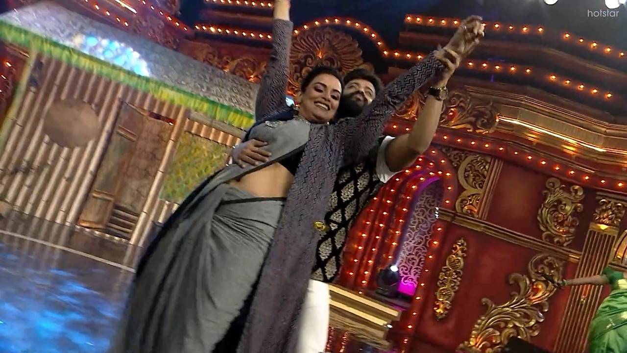 Shweta Menon Sizzling Navel show in Saree-Comedy Stars.mkv_snapshot_02.18.959