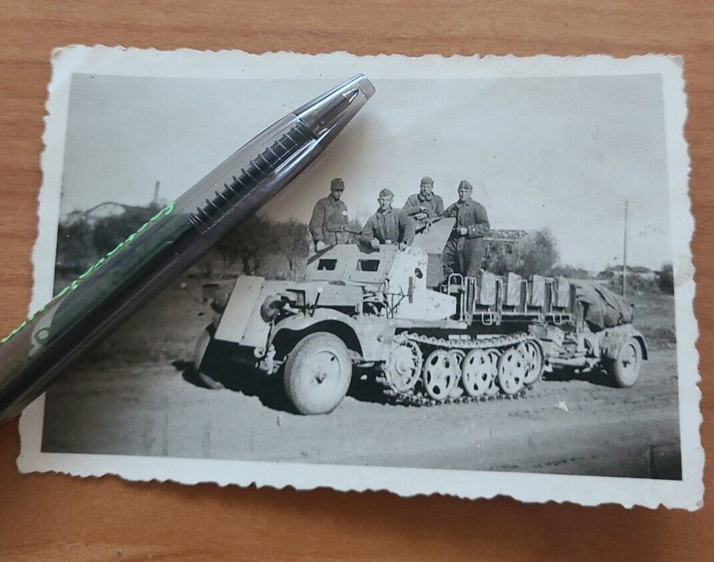 Foto - Technik Halbkette GEPANZERT  mit Geschütz - 2.WK lw Feldivision