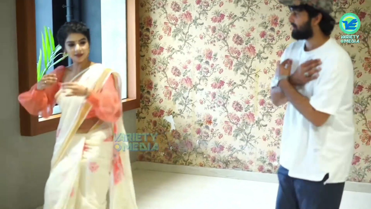 Pavithra Lakshmi Sexy Big Wide Navel in Saree from an event.mkv_snapshot_00.05.179