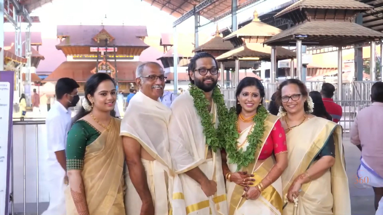 Malayali Bride Very Huge Breasts and Big Sexy Deep Navel Slips in Traditional Saree.mkv_snapshot_02.