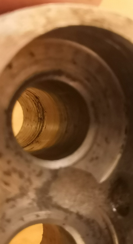 Etat des alésages   Celui-là semble abîmé en haut mais cela ress