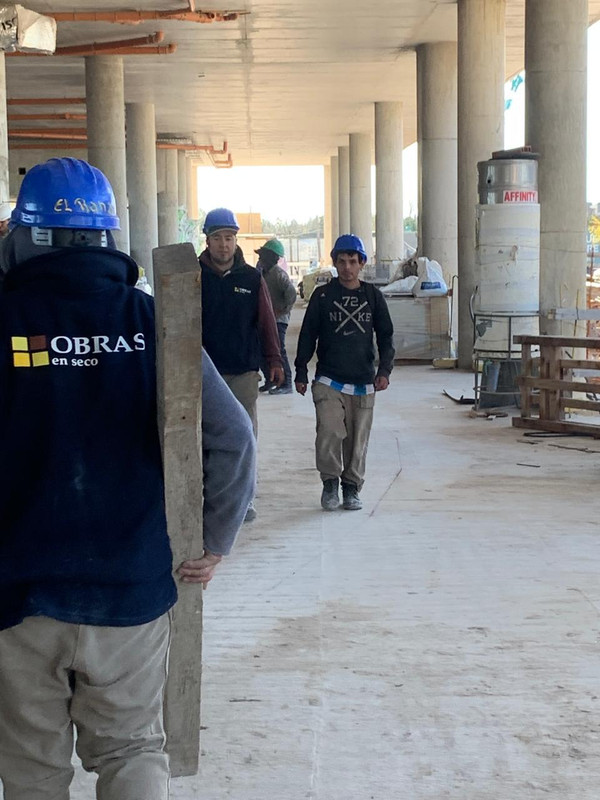 Equipo de Obras en Seco trabajando en una instalación