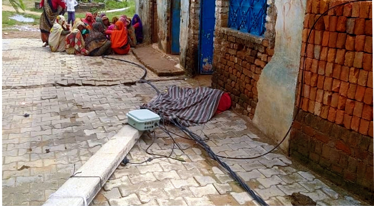 62 वर्षीय एक महिला की बिजली का पोल गिरने से मौके पर हुई मौत