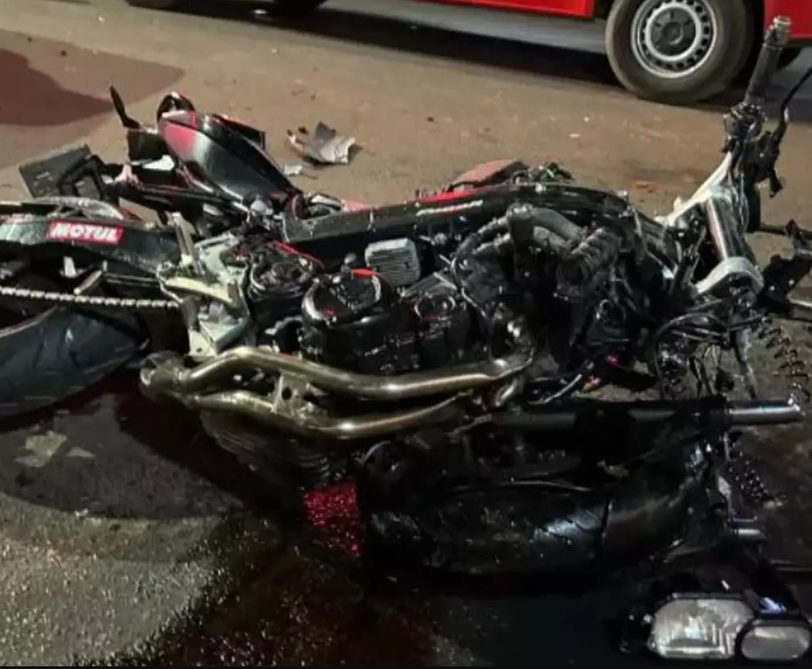 Motociclesta ficou destruída (Foto: Eliton Chaves / 24 Horas News MS)