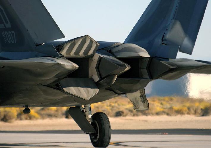F-22-salida-de-gases.jpg