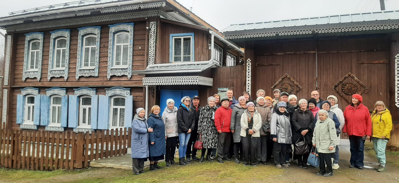 Тагильские родоведы у здания музея быта и ремесел