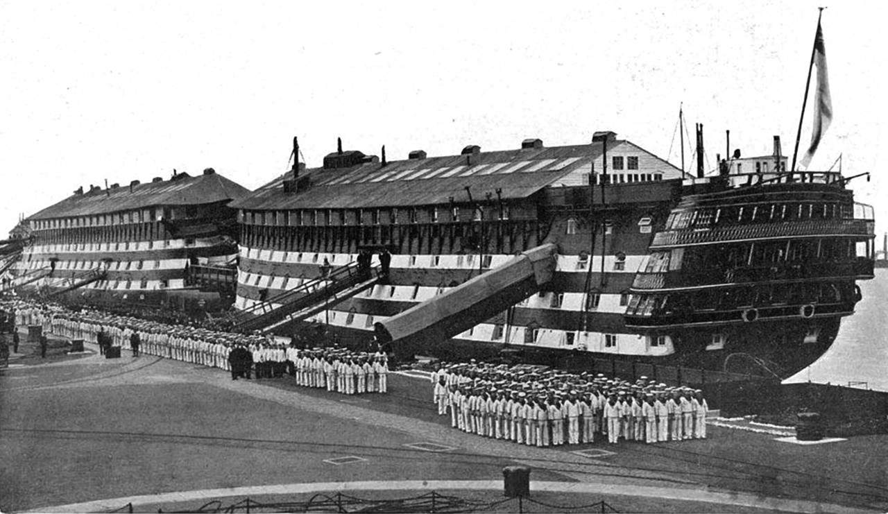 HMS Duke of Wellington и HMS Marlborough в качестве плавучих казарм в Портсмуте 1903