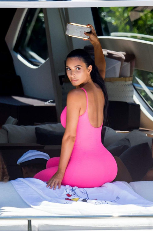 kim-kardashian-in-tights-at-a-yacht-in-miami-08-16-2018-2