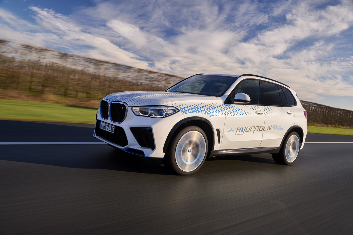 P90494359_highRes_bmw-ix5-hydrogen-on-