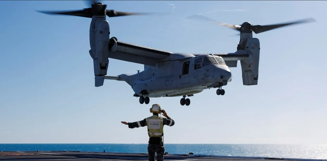 Helicópteros de la Marina Japonesa se Estrellan; autoridades buscan sobrevivientes