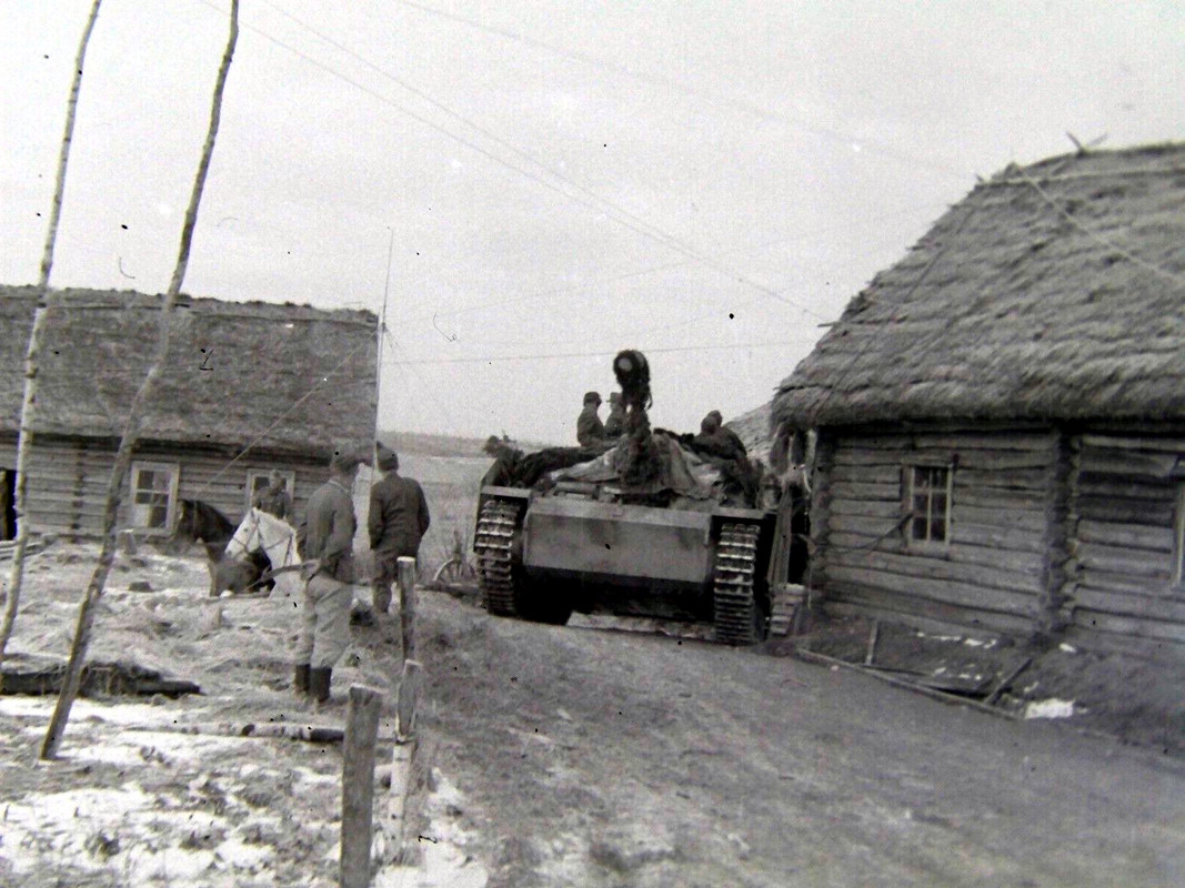 Panzer Tank fährt ins Dorf Negativ Einwohner