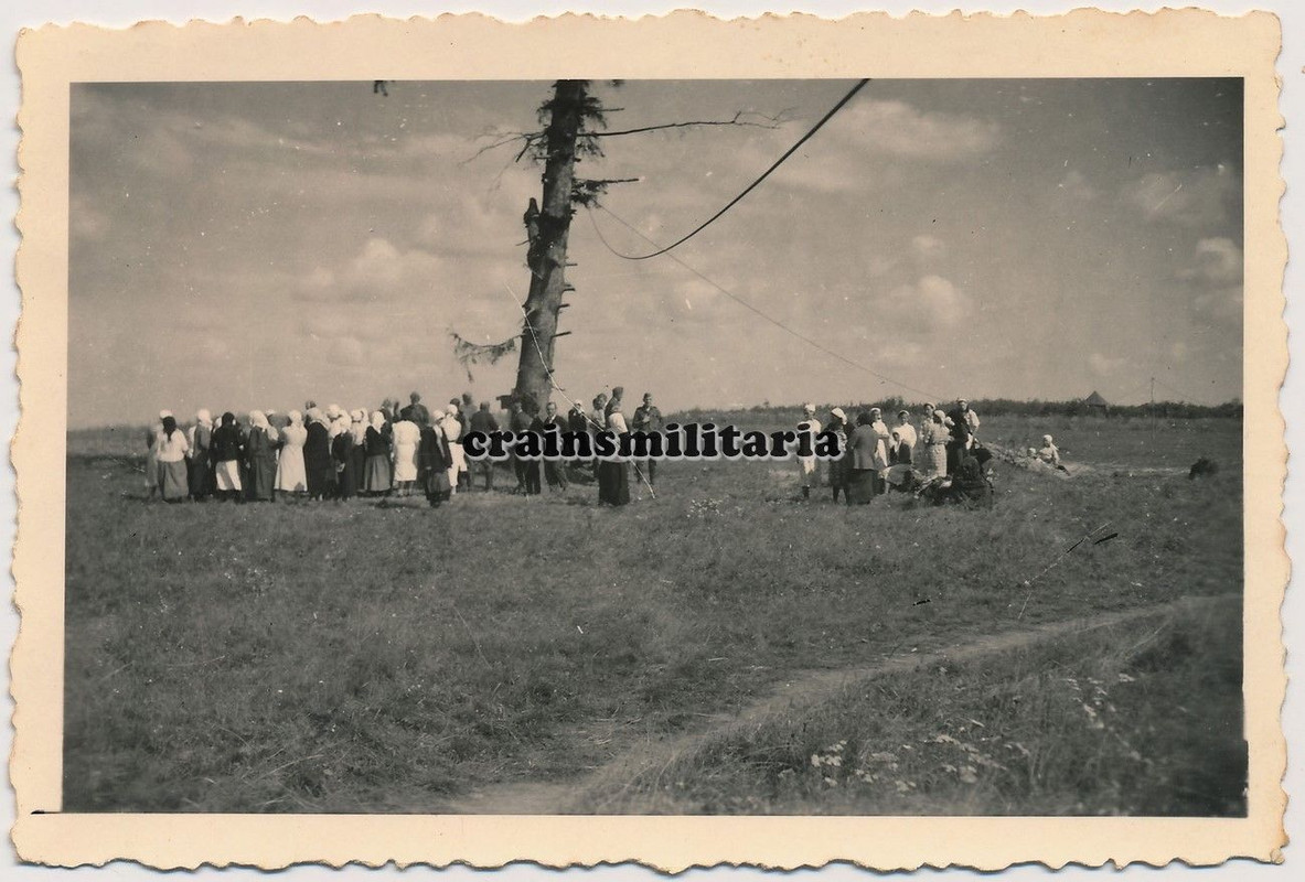 Orig. Foto Bevölkerung b. Beerdigung Kind in Ossuiskoje b. Rsche