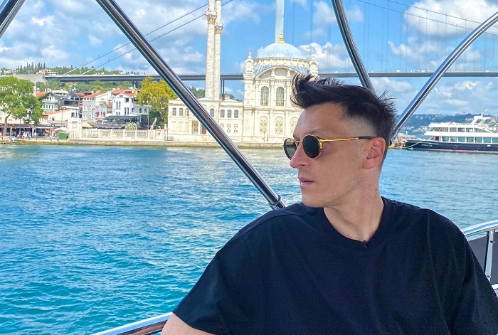 Mesut Ozil saat mengarungi Selat Bosporus, salah satu tujuan wisata populer di Istanbul, Turki.