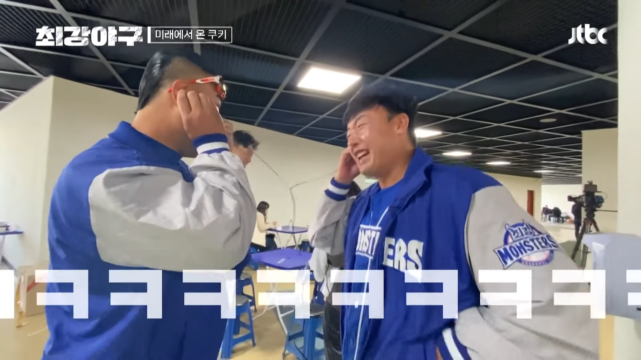 [미래에서 왔습니다] 김성근 감독 한 마디에 좌완투수 된 심수창_! ㅋㅋ _ 《최강야구》 12_5(월) 밤 10시 30분 방송! 2-11 screenshot