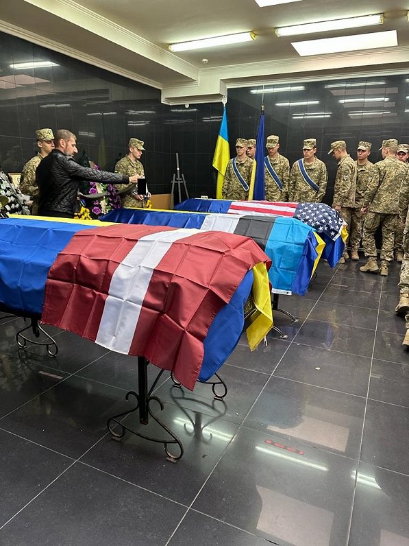 Trijų samdinių kūnai buvo išsiųsti į JAV, Estiją ir Latviją